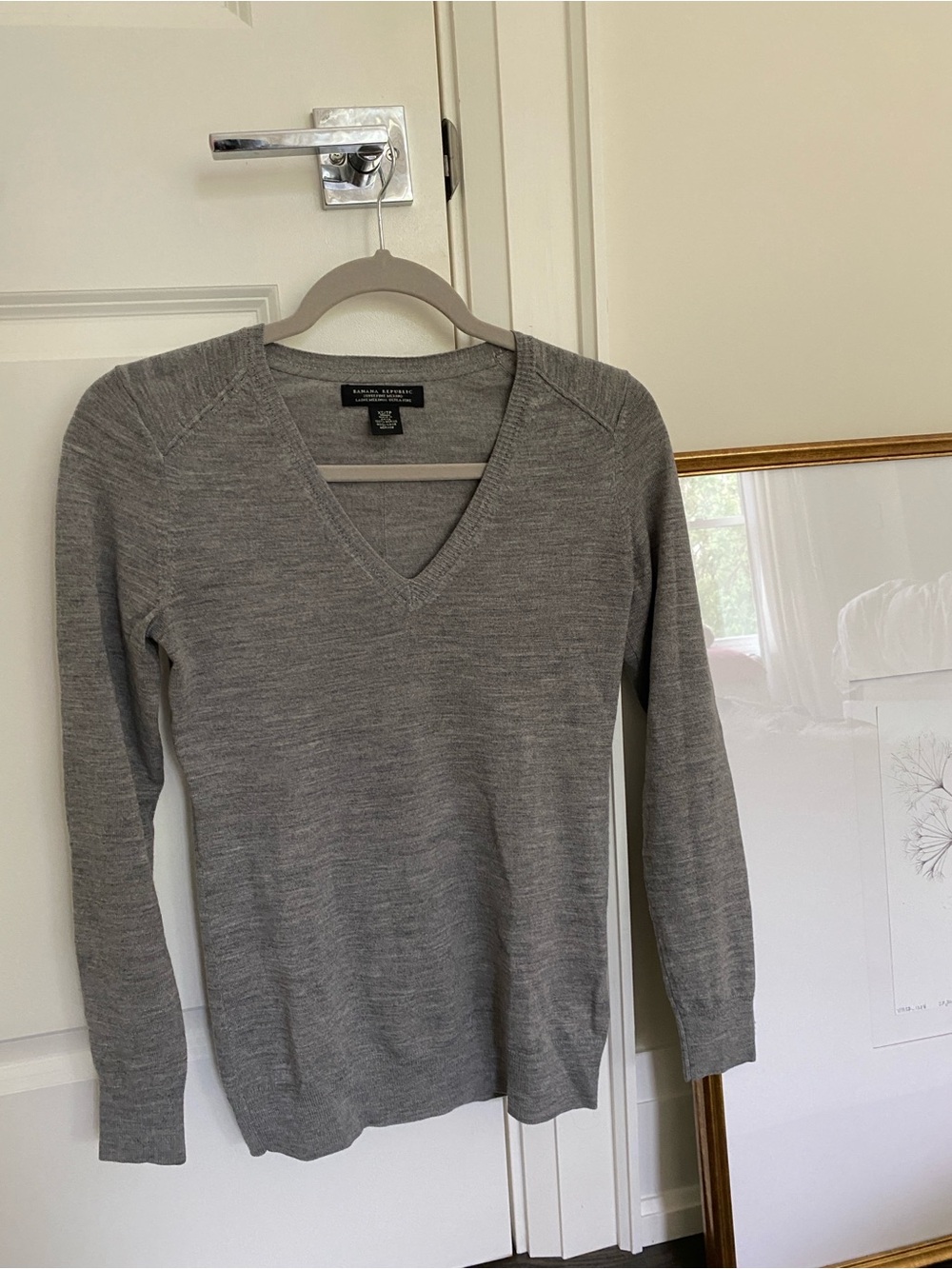 Banana Republic Merino Wool v neck fine sweater
